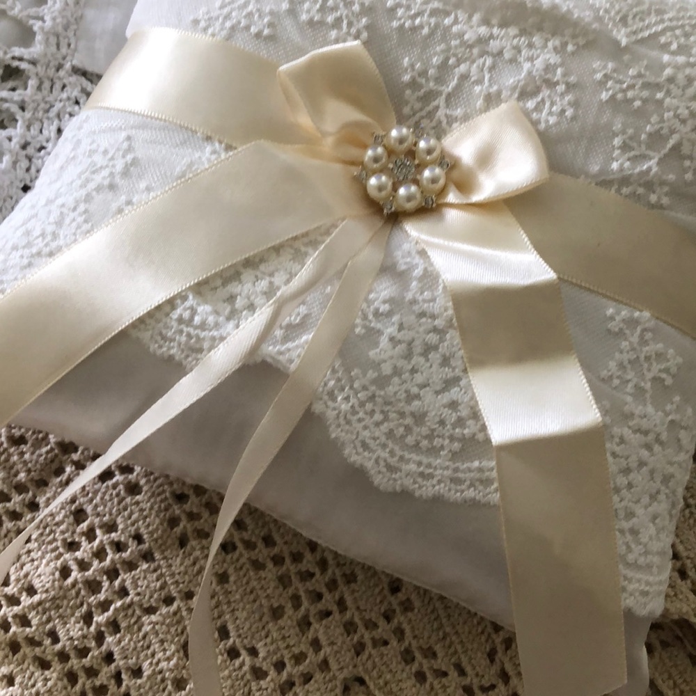 NWOT- Pretty ring pillow - Picture 2 of 7